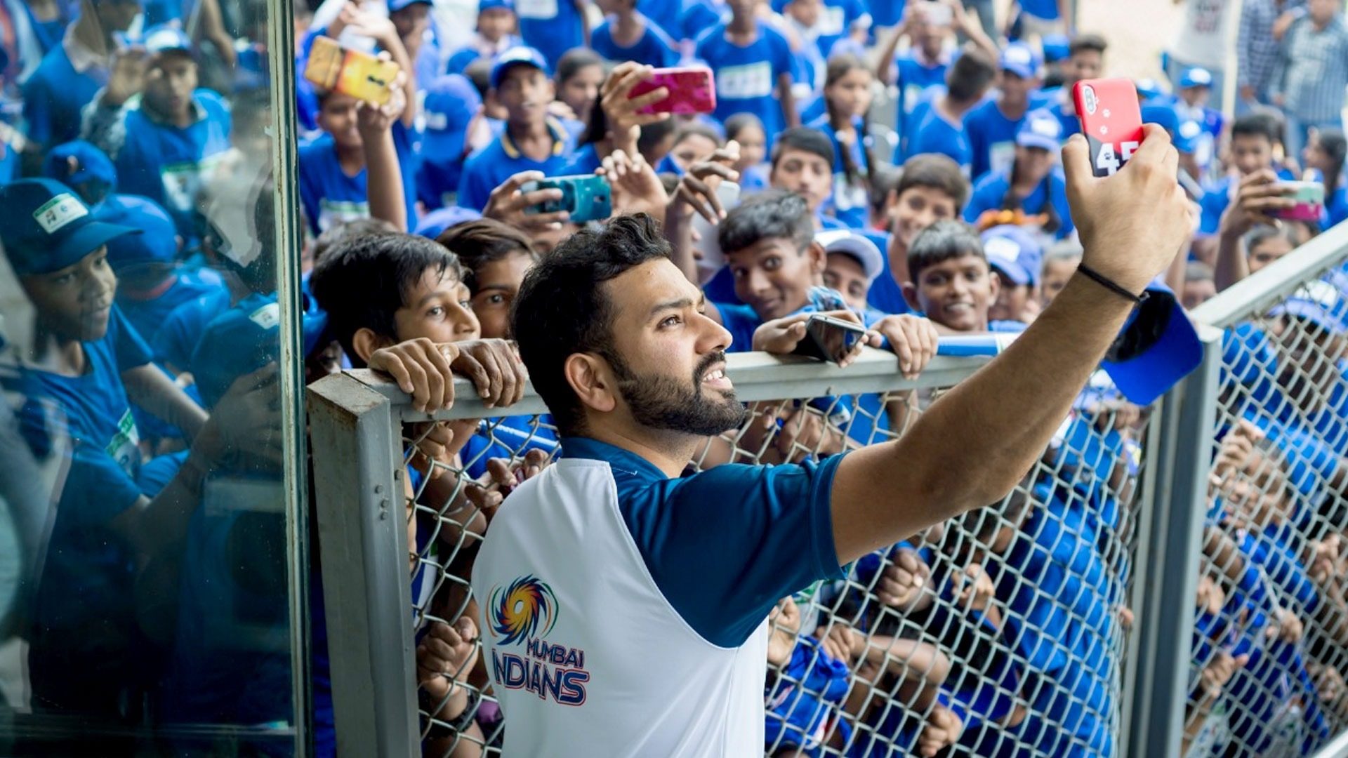 IPL 2021 extends a warm welcome to fans in the stadium - Mumbai Indians